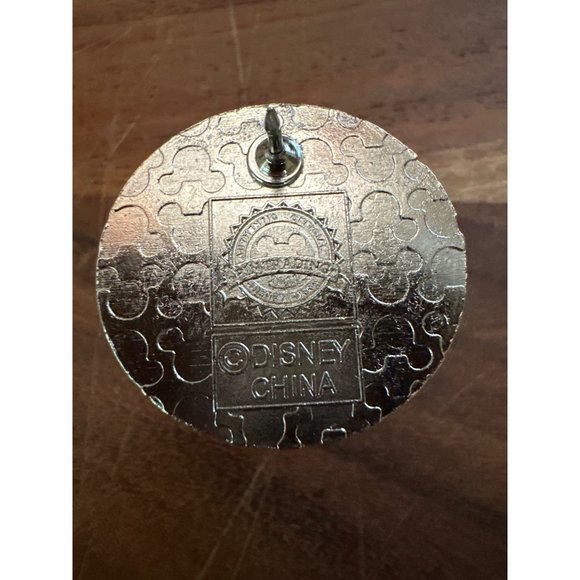 Disney Mickey Trading Pin Pirates Of The Caribbean Pirate Flag Red Silver Authen - Picture 4 of 5